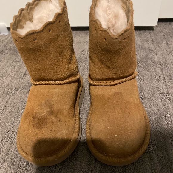 Toddler girl’s size 7 Ugg furry booties in tan - Picture 2 of 5